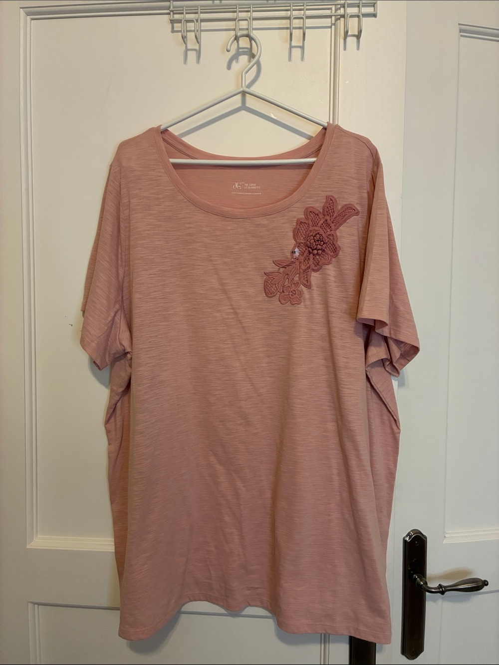 DC Pennington NWT Pink Short Sleeve Tee with 3D Floral Lace Appliqué 👵MT